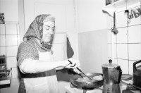 Image of sheet 19890230 photo 4: Maria und ihre Mutter beim Musaka Kochen, aus Kreta Xania, Cathy Erismannhof. frtsg.
Zürich 1989