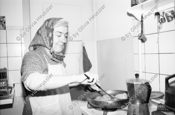 Image of sheet 19890230 photo 4: Maria und ihre Mutter beim Musaka Kochen, aus Kreta Xania, Cathy Erismannhof. frtsg.
Zürich 1989