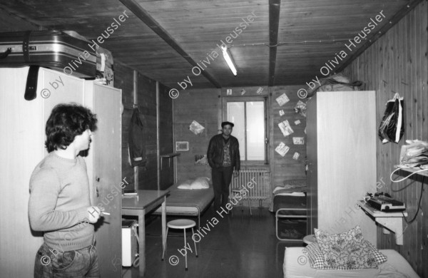 Image of sheet 19890250 photo 0: Fremdarbeiter teilen sich zu sechst ein Baracken-Zimmer, Zürich Leutschenbach 1989.
Saisoniers Saisonarbeiter