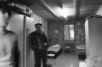 Image of sheet 19890250 photo 18: In den Baracken beim TV-Studio Leutschenbach wohnen viele Fremdarbeiter. Jeweils mehrere in einem Zimmer.