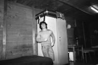 Image of sheet 19890250 photo 8: In den Baracken beim TV-Studio Leutschenbach wohnen viele Fremdarbeiter. Jeweils mehrere in einem Zimmer.