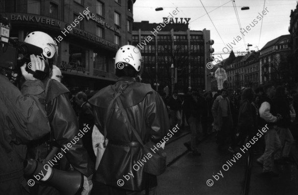 Image of sheet 19890260 photo 21: 'Wohnen tut Not' 18.3.89  Wohnungsnot demonstration an der Bahnhofstrasse Tomo Thomas Muscionico Portrait. Grosses Spekulanten Transparent am Stauffacher. Tor zu Aussersihl. Mann isst Haus. Spekulant. Karthago Zürich Kreis 4 1989