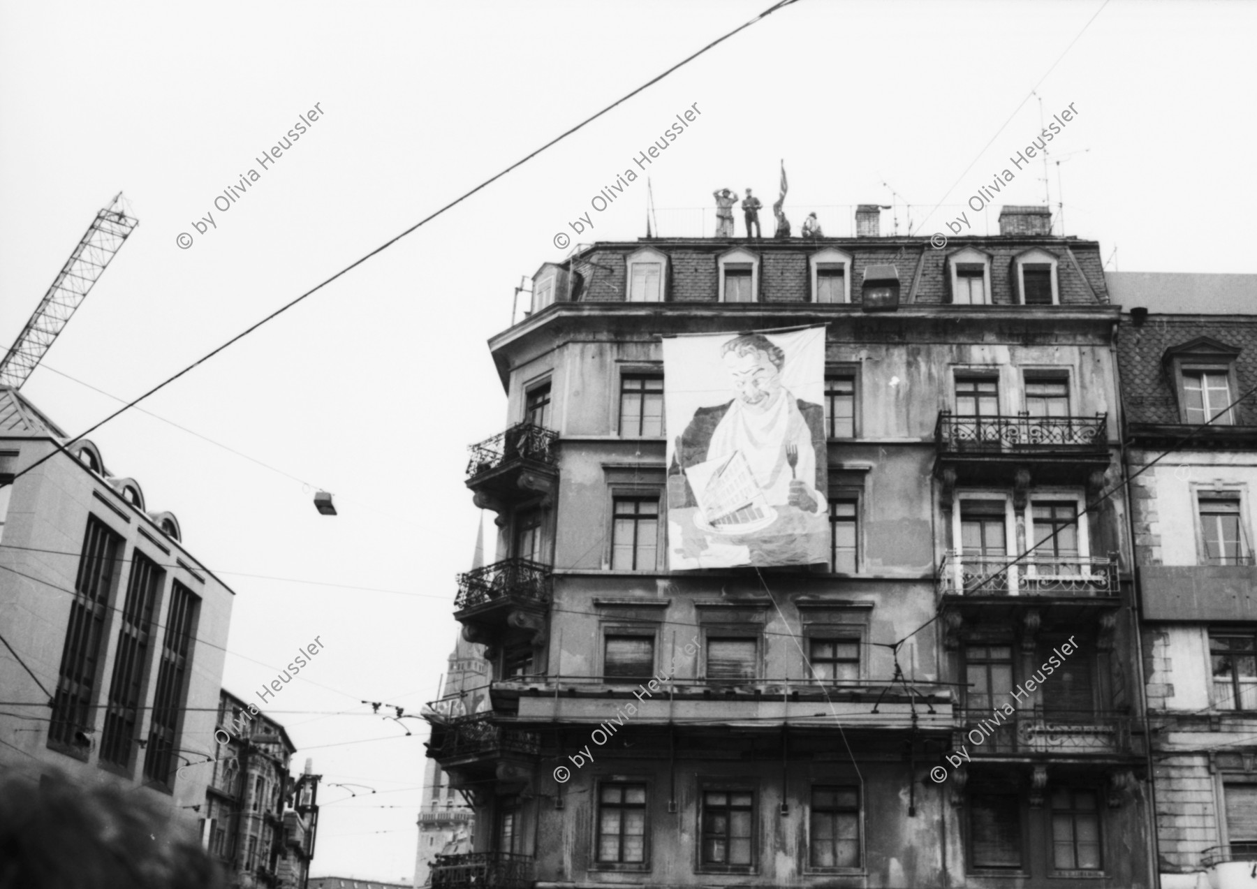 Image of sheet 19890260 photo 37: Grosses Spekulanten Transparent am Stauffacher. Tor zu Aussersihl. Mann isst Haus. Spekulant. Karthago Zürich Kreis 4 1989
Sicht zum Tor von Aussersihl am 18. Maerz 1989 auf das ehemals besetzte Haus mit Plakat am Stauffacher. Transparent. Zürich 1989 Kreis 4