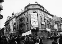 Image of sheet 19890270 photo 18: Bäckerstrasse 51 mit Transparent. Romano Ausbeutung Widerstand Weg mit den Heinis Demonstration 
Zürich 1989 Kreis 4 Aussersihl Besetzung Wohnen Wohnungsnot