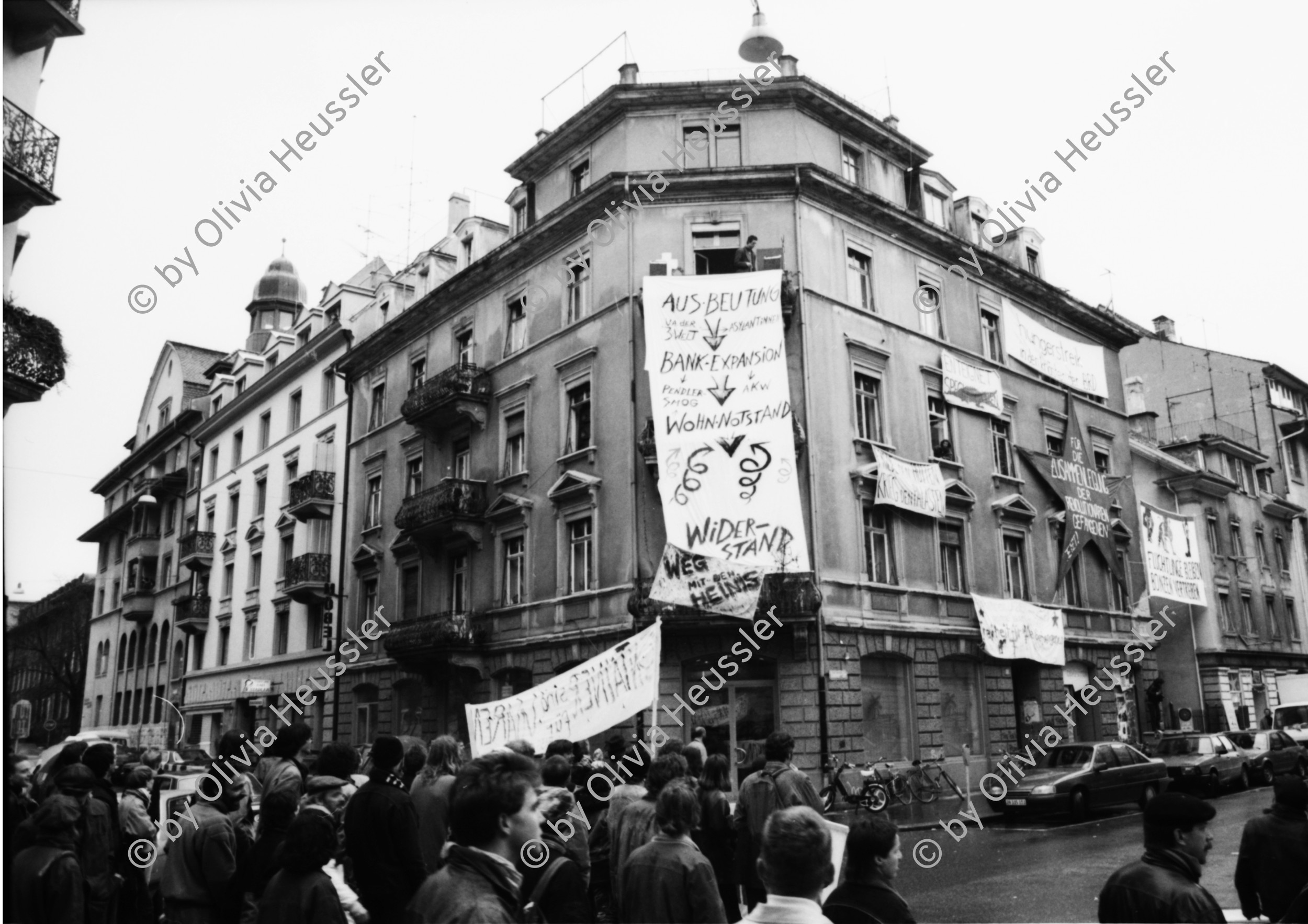 Image of sheet 19890270 photo 18: Bäckerstrasse 51 mit Transparent. Romano Ausbeutung Widerstand Weg mit den Heinis Demonstration 
Zürich 1989 Kreis 4 Aussersihl Besetzung Wohnen Wohnungsnot