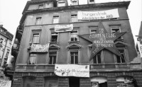 Image of sheet 19890270 photo 19: Demonstration am Stauffacher «Tor zu Aussersihl» gegen die Wohnungsnot, Badenerstrasse, Zürich 1989. Transparent Kreis 4 Wohnen Protest Hausbesetzung