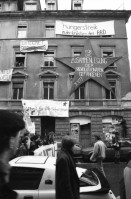 Image of sheet 19890270 photo 21: Demo Stauffacher Tor zu Aussersihl  Frank Bäckerstrasse 51 mit Transparent. Wohnen tut Not. Ankerstr. 124  Demonstration von oben. Spruchband für politische Gefangene.
Zürich 1989 Kreis 4