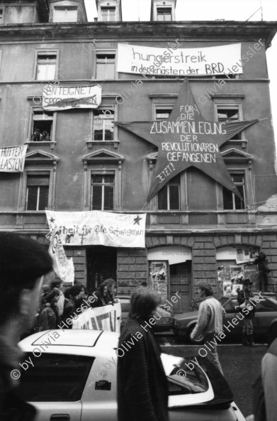 Image of sheet 19890270 photo 21: Demo Stauffacher Tor zu Aussersihl  Frank Bäckerstrasse 51 mit Transparent. Wohnen tut Not. Ankerstr. 124  Demonstration von oben. Spruchband für politische Gefangene.
Zürich 1989 Kreis 4