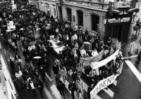 Image of sheet 19890270 photo 34: Demonstration gegen Wohnungsnot Wohnen tut Not
 mit Transparent. Ankerstr. 124  von oben. 
Zürich 1989 Kreis 4 Aussersihl