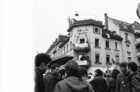 Image of sheet 19890280 photo 0: Demo Wohnen tut Not. Ankerstrasse 124 mit Transparent SpeckulAir. Entieeignet. falsch geschrieben steht an der Hausmauer. frisch gemalt. Von Männern die sich der Hausfassade entlang abseilten. Spray Graffitti Zürich 1989 Wohnungsnot