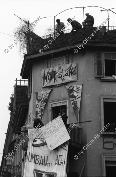 Image of sheet 19890280 photo 12: mit Transparent SpeckulAir. Entieeignet. falsch geschrieben steht an der Hausmauer. frisch gemalt. Von Männern die sich der Hausfassade entlang abseilten. Spray Graffitti Zürich 1989 Wohnungsnot