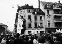 Image of sheet 19890280 photo 2: Demo Wohnen tut Not. Ankerstrasse 124 mit Transparent SpeckulAir. 1989 Wohnungsnot Aussersihl besetzt Besetzung Wohnen