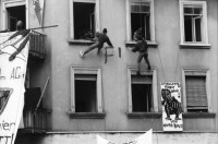 Image of sheet 19890280 photo 3: geschrieben steht an der Hausmauer. frisch gemalt. Von Männern die sich der Hausfassade entlang abseilten. Spray Graffitti Zürich 1989 Wohnungsnot