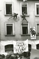 Image of sheet 19890280 photo 4: Von Männern die sich der Hausfassade entlang abseilen. Spray Graffitti Zürich 1989 Wohnungsnot √