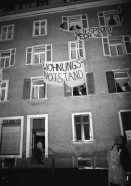 Image of sheet 19890290 photo 0: auf einem Transparent gemalt hängt an der Fassade. Instandbesetzt. Besetzung Hausbesetzung Wohnungsnot