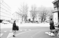 Image of sheet 19890300 photo 1: Arbeiter sitzt im Erismannhof auf Bank. Im Hof steht eine Telefonkabine. Arbeiter und Container. Limmatstrasse 217 Besetzt das Haus gehört dem Thuner Spekulanten Von Känel. Lieber ein Haus in der Hand als kein Dach über dem Kopf. Weltwoche. Zimmer Zürich Wohnungsnot Besetzung Wohnen 1989 Aussersihl Kreis 5