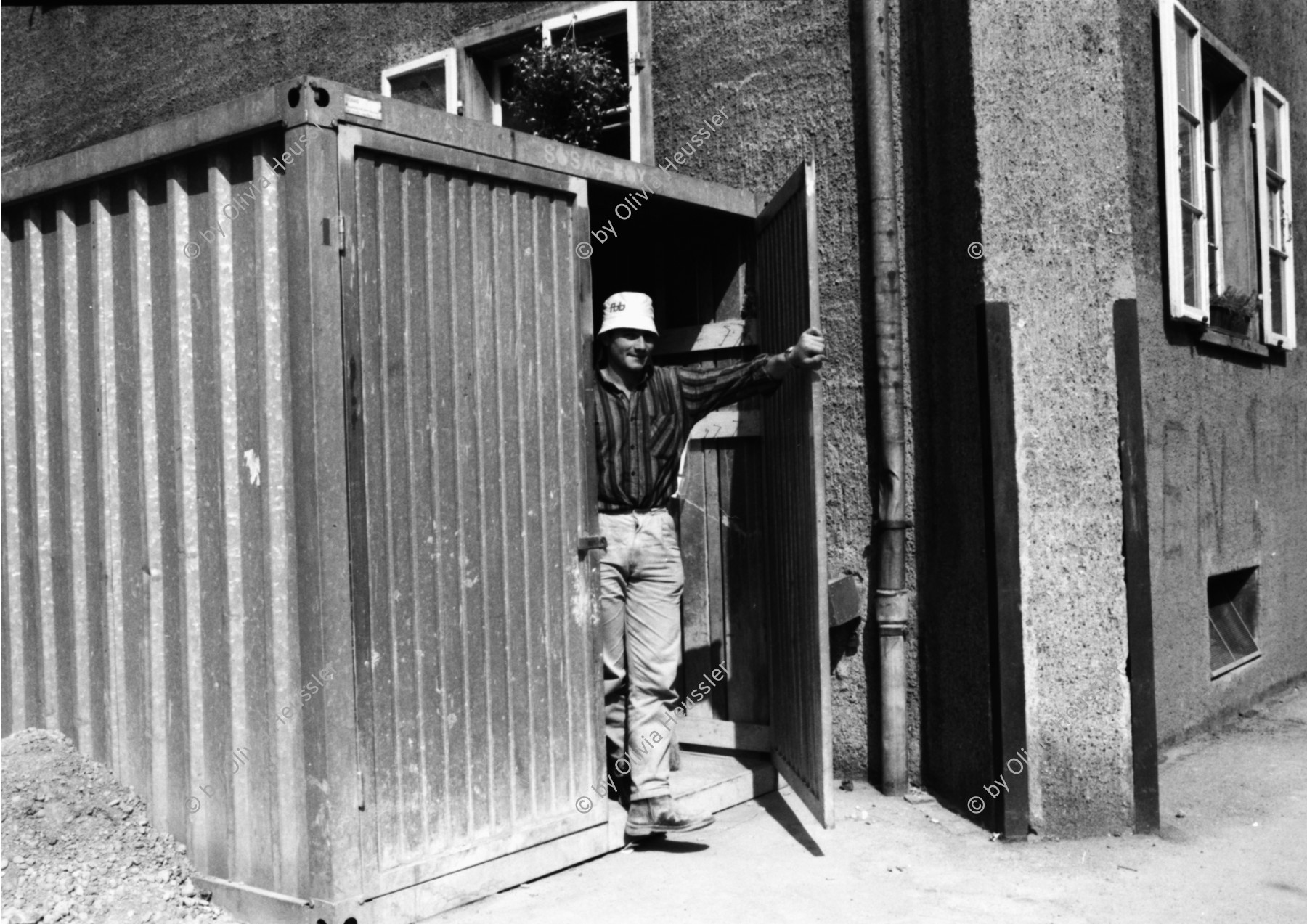 Image of sheet 19890300 photo 15: Arbeiter und Container. Erismannhof Renovation April 1989 Zürich Aussersihl Kreis 4