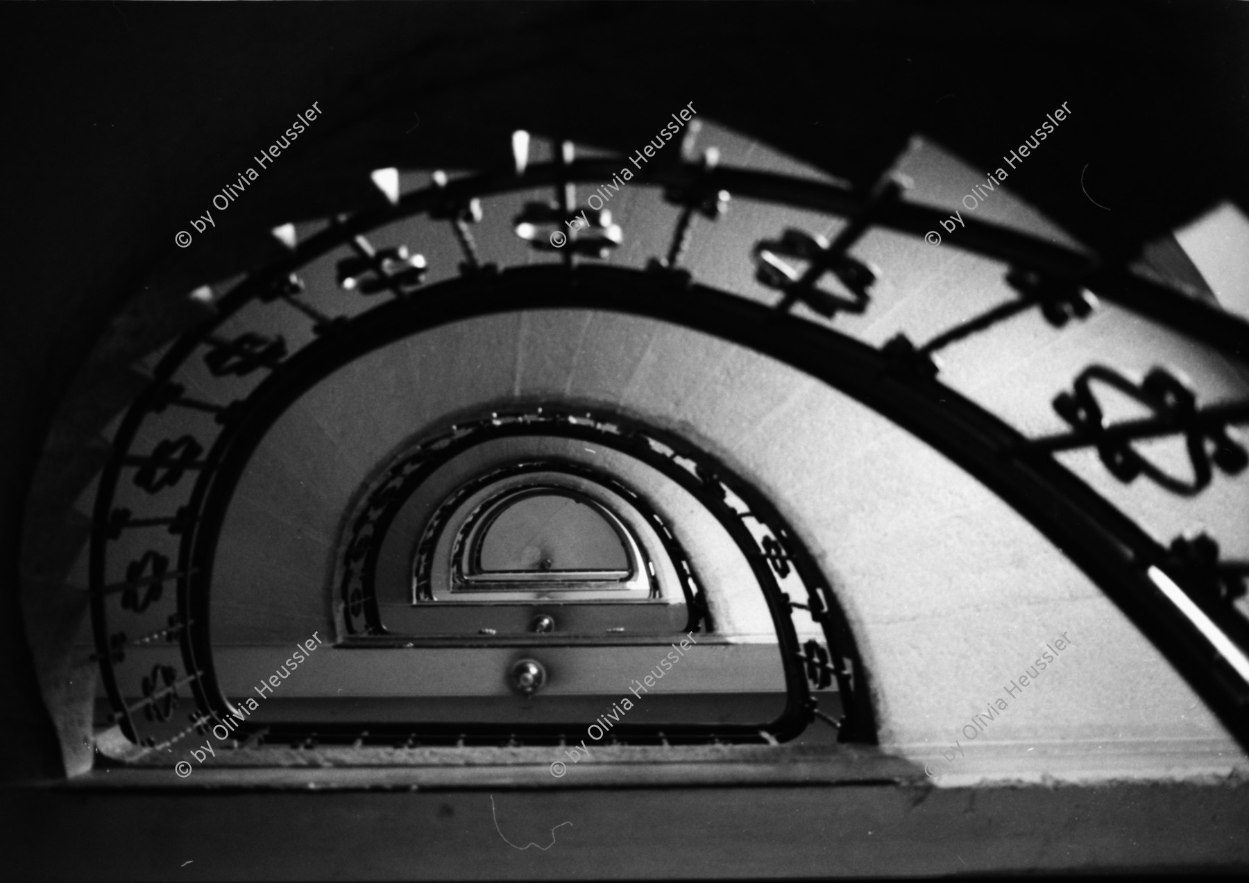 Image of sheet 19890300 photo 18: Limmatstrasse 217 Besetzt das Haus gehört dem Thuner Spekulanten Von Känel.  Wohnungsnot Besetzung Wohnen treppenhaus Geländer Schnecke 1989 Kreis 5 Zürich √