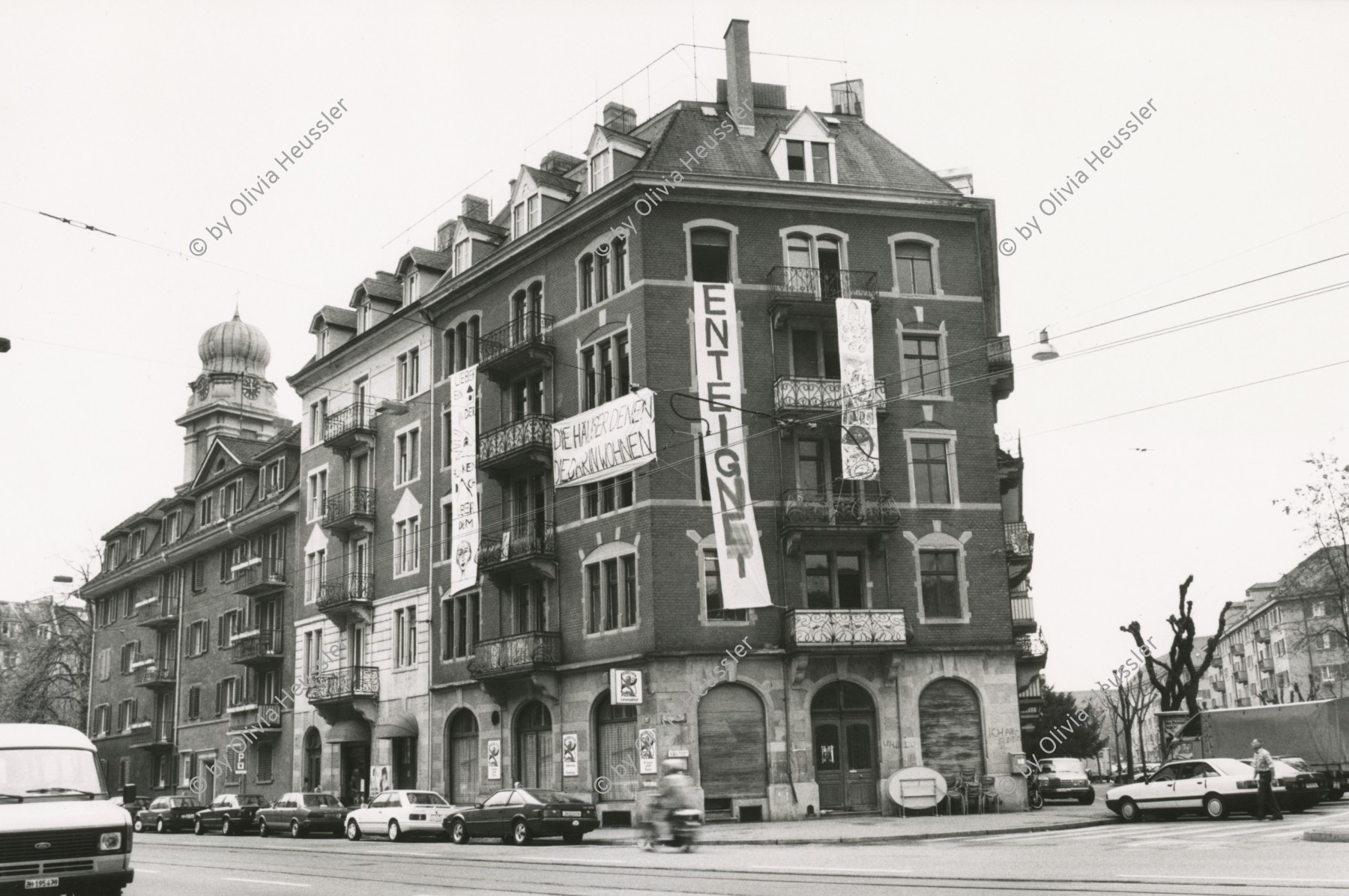 Image of sheet 19890300 photo 27: Limmatstrasse 217 Besetzt. das Haus gehört dem Thuner Spekulanten Von Känel. 'Lieber ein Haus in der Hand als kein Dach über dem Kopf' Weltwoche. Zimmer Zürich Wohnungsnot Besetzung Wohnen 1989 fünf Kreis 5 fünf √ housing switzerland schweiz europe