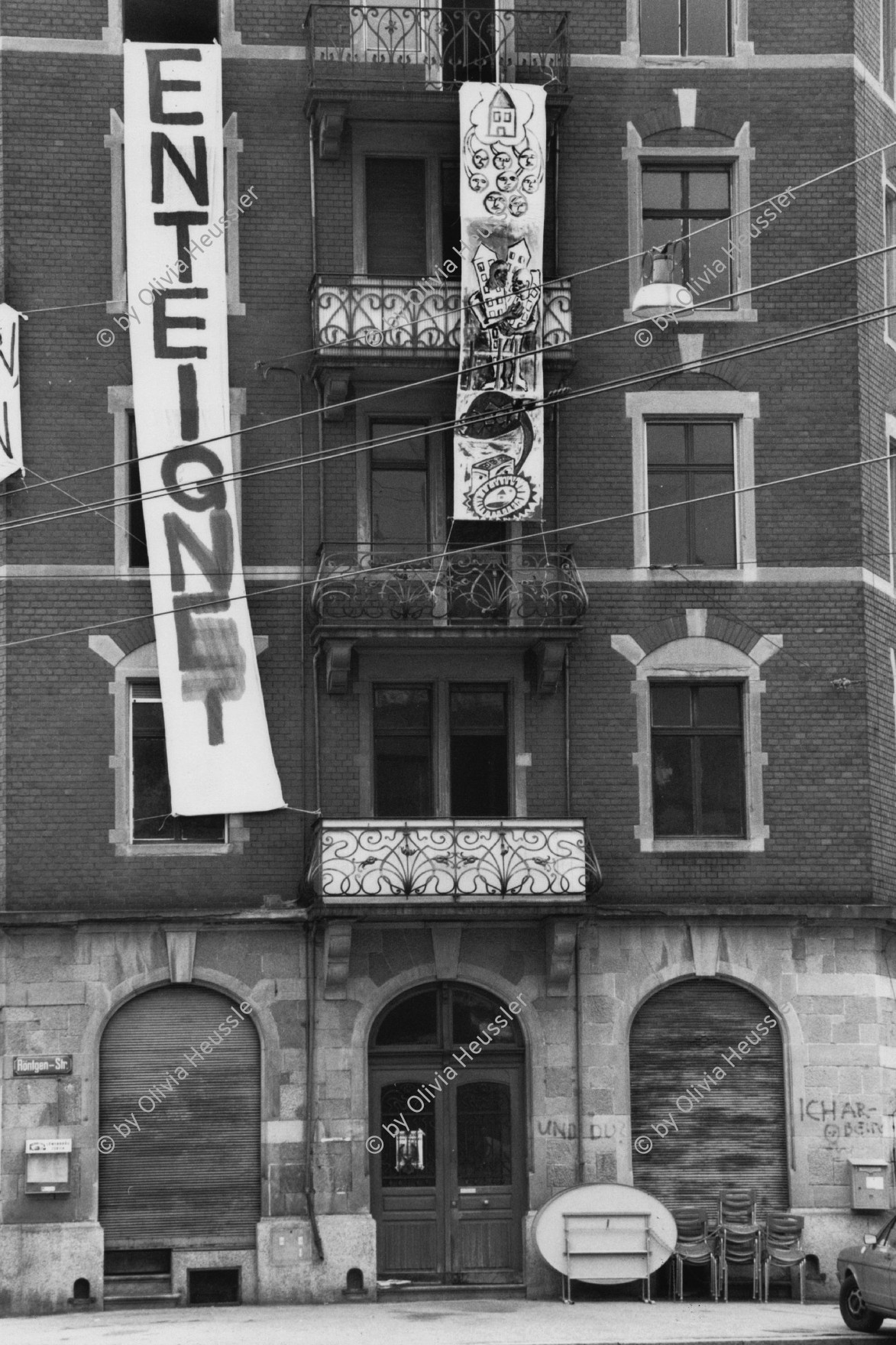 Image of sheet 19890300 photo 31: Enteignet Protest Limmatstrasse 217 Besetzt das Haus gehört dem Thuner Spekulanten Von Känel. Lieber ein Haus in der Hand als kein Dach über dem Kopf. Zürich Wohnungsnot Besetzung Wohnen 1989 Kreis 5 √ fünf housing switzerland schweiz europe