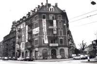 Image of sheet 19890300 photo 35: Limmatstrasse 217 Besetzt das Haus gehört dem Thuner Spekulanten Von Känel. Lieber ein Haus in der Hand als kein Dach über dem Kopf. Wohnen Besetzung Wohnungsnot Zürich
Enteignet Protest Limmatstrasse 217 Besetzt das Haus gehört dem Thuner Spekulanten Von Känel. Lieber ein Haus in der Hand als kein Dach über dem Kopf. Zürich Wohnungsnot Besetzung Wohnen 1989 Kreis 5 √ fünf housing switzerland schweiz europe