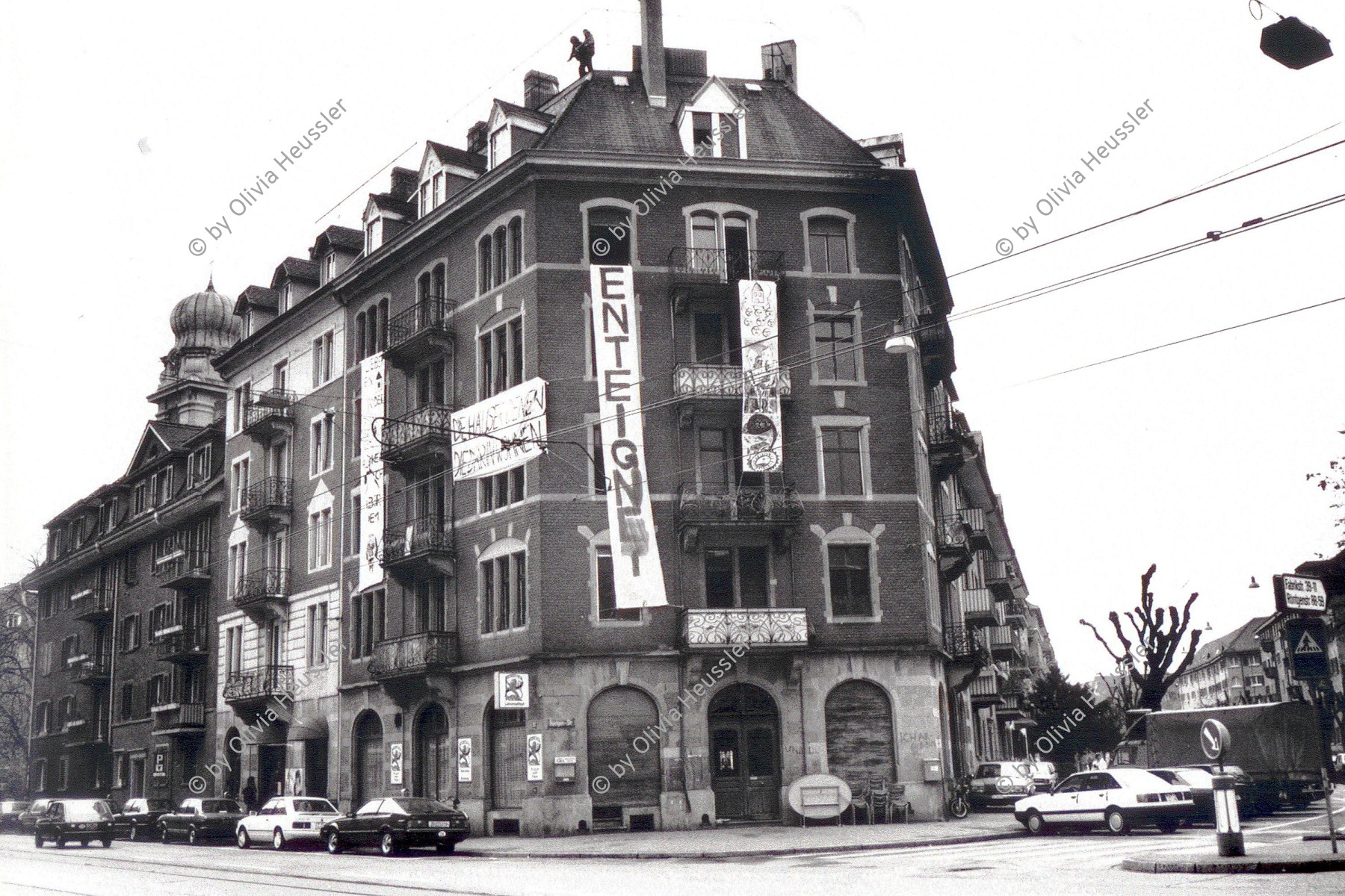 Image of sheet 19890300 photo 35: Limmatstrasse 217 Besetzt das Haus gehört dem Thuner Spekulanten Von Känel. Lieber ein Haus in der Hand als kein Dach über dem Kopf. Wohnen Besetzung Wohnungsnot Zürich
Enteignet Protest Limmatstrasse 217 Besetzt das Haus gehört dem Thuner Spekulanten Von Känel. Lieber ein Haus in der Hand als kein Dach über dem Kopf. Zürich Wohnungsnot Besetzung Wohnen 1989 Kreis 5 √ fünf housing switzerland schweiz europe