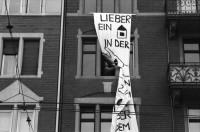 Image of sheet 19890310 photo 10: Die Limmatstrasse 217 ist besetzt, die Wirtin schneidet Transparent ab, Zürich 1989.