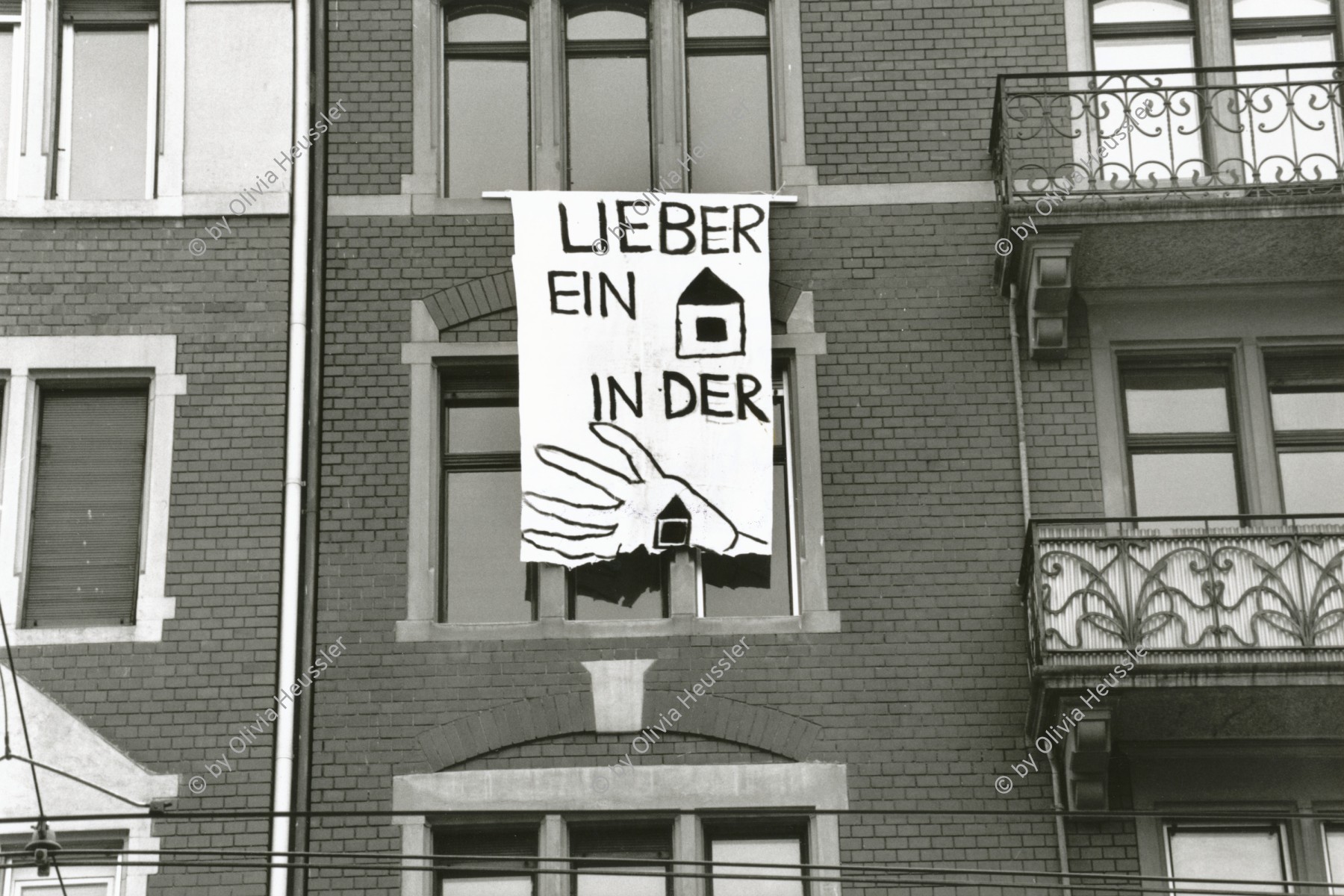 Image of sheet 19890310 photo 12: Enteignet Protest Limmatstrasse 217  Haus gehört dem Thuner Spekulanten Von Känel. 

Zürich Wohnungsnot Besetzung Wohnen 1989 Kreis 5 √  fünf housing occupied house Schweiz Switzerland Europe banner