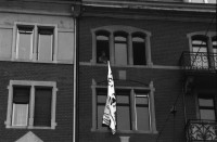 Image of sheet 19890310 photo 15: Die Limmatstrasse 217 ist besetzt, die Wirtin schneidet Transparent ab, Zürich 1989.

»Lieber ein Haus in der Hand als kein Dach über dem Kopf« 

Zürich Wohnungsnot Besetzung Wohnen