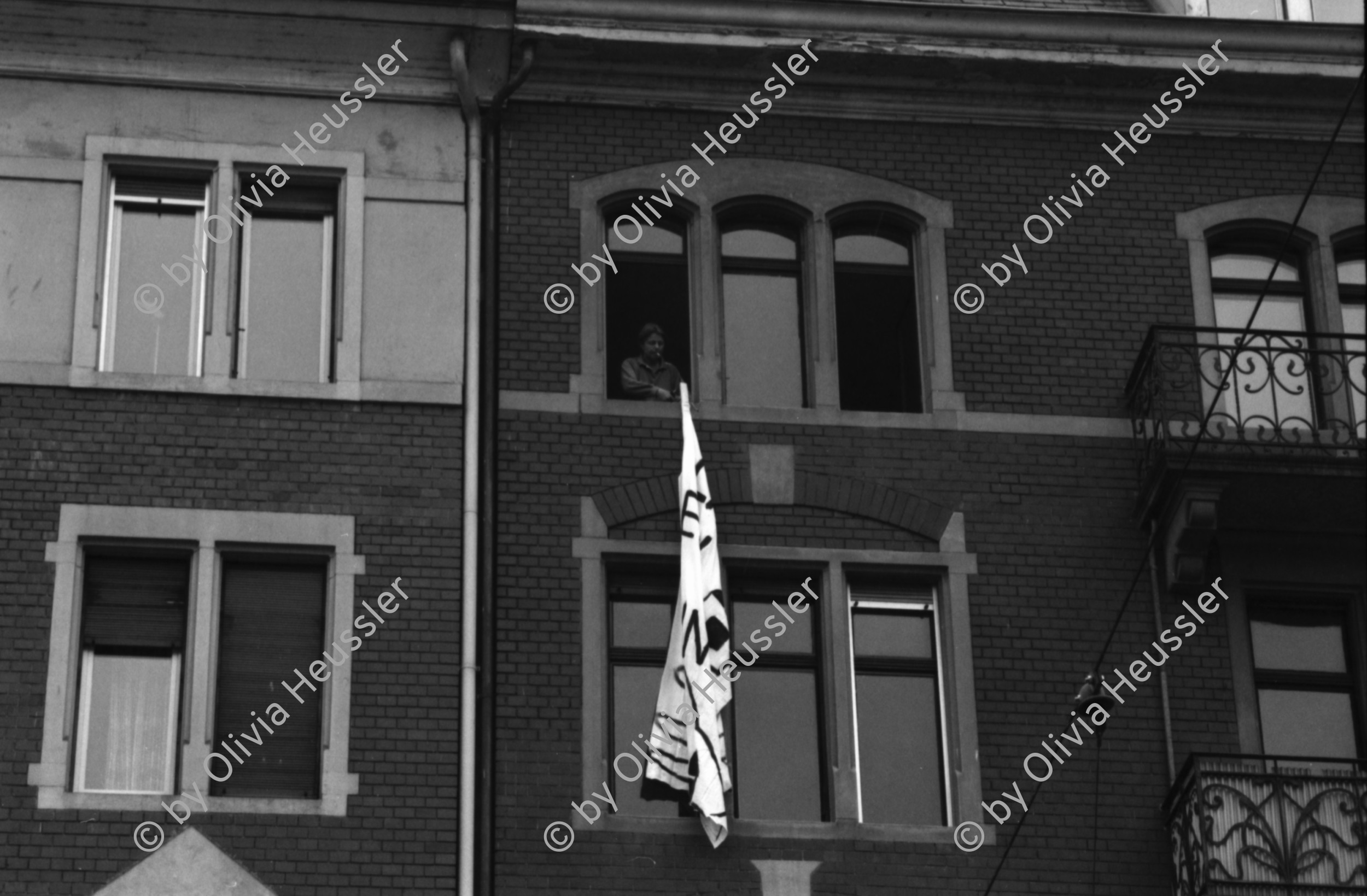 Image of sheet 19890310 photo 15: Die Limmatstrasse 217 ist besetzt, die Wirtin schneidet Transparent ab, Zürich 1989.

»Lieber ein Haus in der Hand als kein Dach über dem Kopf« 

Zürich Wohnungsnot Besetzung Wohnen