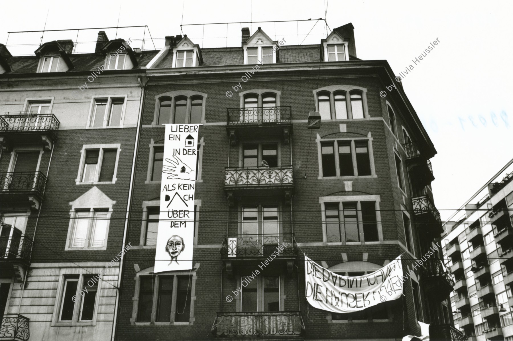 Image of sheet 19890310 photo 7: Enteignet Protest Limmatstrasse 217 Besetzt das Haus gehört dem Thuner Spekulanten Von Känel. 
Zürich Wohnungsnot Besetzung Wohnen 1989 Aussersihl Kreis 5 fünf  √ banner housing occupied house Schweiz Switzerland Europe