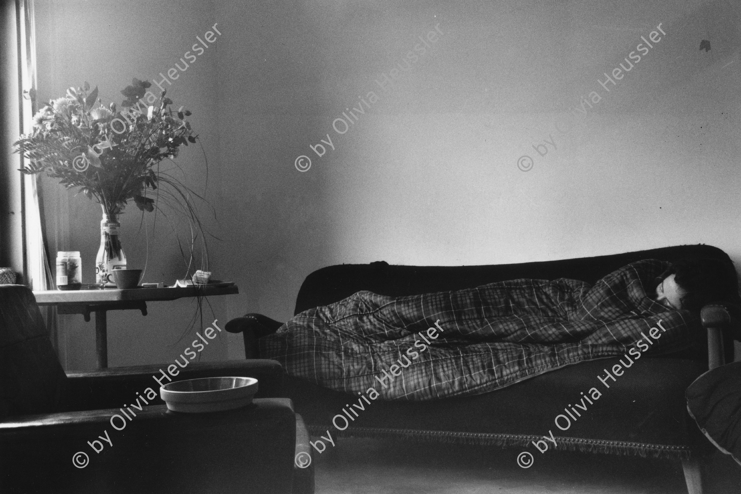 Image of sheet 19890320 photo 20: Limmatstrasse 217
Interieur Frau schläft im Schlafsack auf einem Sofa neben Blumenstrauss in Vase
Zürich Kreis fünf 5 1989 √  housing occupied house Schweiz Switzerland Europe