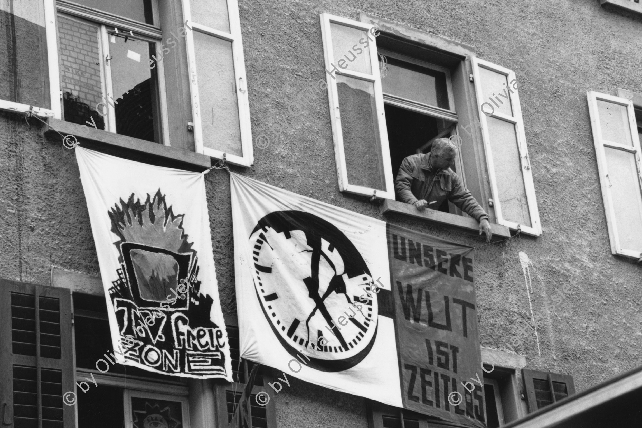 Image of sheet 19890320 photo 37: Transparent: »Unsere Wut ist Zeitlos«
Wohnungsnot Köchlistrasse 
housing occupied house Schweiz Switzerland Europe banner