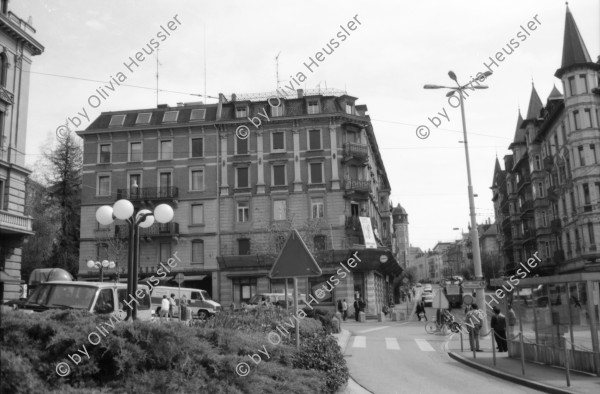 Image of sheet 19890330 photo 22: frtsg. 890320        Ein Kommandant der Zürcher Stadtpolizei entfernt an der Hausfassade der besetzten Köchlistrasse 22 (18.3.-6.4.89) ein Transparent. Grenadiere und Spitzel ! räumen das Haus. Ein Grendadier bestückt mit einem Korbschild sitzt auf einem Stuhl vor dem Hauseingang. Grenadiere streicheln einen Dalmatiner ! Abriss. Matratzen liegen im Freien. 
Limmatstrasse 217 Susan Büchi sitzt am Tisch und malt ein Vorhang. Portrait. Cathy O'Hare , Dorothea Hunziker. An der Gärtnerstrasse steht ein Haus besetzt. Die 'Uhr' hängt wieder. Das ehemalige Tramdepot, dass lange Zeit der Schauspielakademie gedient hat, wird abgebrochen. Dach mit Fensterfronten. Auf einem Transparent (Bettlacken mit Stickereien) ist das Besetzer Zeichen aufgemalt. Es weht im Wind. Wohnungsnot Besetzung Zürich Kreis 8 Seefeld Zürich 1989