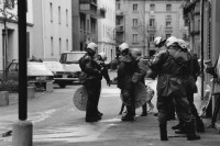 Image of sheet 19890330 photo 4: Zürich Kreis 4 Aussersihl Zürich 1989 √ vier Housing Police helmets Schweiz Switzerland Europe