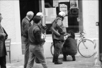 Image of sheet 19890330 photo 8: frtsg. 890320        Ein Kommandant der Zürcher Stadtpolizei entfernt an der Hausfassade der besetzten Köchlistrasse 22 (18.3.-6.4.89) ein Transparent. Grenadiere und Spitzel ! räumen das Haus. Ein Grendadier bestückt mit einem Korbschild sitzt auf einem Stuhl vor dem Hauseingang. Grenadiere streicheln einen Dalmatiner ! Abriss. Matratzen liegen im Freien. 
Limmatstrasse 217 Susan Büchi sitzt am Tisch und malt ein Vorhang. Portrait. Cathy O'Hare , Dorothea Hunziker. An der Gärtnerstrasse steht ein Haus besetzt. Die 'Uhr' hängt wieder. Das ehemalige Tramdepot, dass lange Zeit der Schauspielakademie gedient hat, wird abgebrochen. Dach mit Fensterfronten. Auf einem Transparent (Bettlacken mit Stickereien) ist das Besetzer Zeichen aufgemalt. Es weht im Wind. Wohnungsnot Besetzung Zürich Kreis 8 Seefeld Zürich 1989