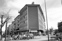 Image of sheet 19890340 photo 15: Das Haus Röntgenplatz gehört der Thuner Spekulant Von Känel. 1989 Zürich Schweiz Housing hous Kreis 5 fünf Switzerland swiss Europe √ Wohnungsnot wohnen Architektur
© 1989, by OLIVIA HEUSSLER / www.clic.li
