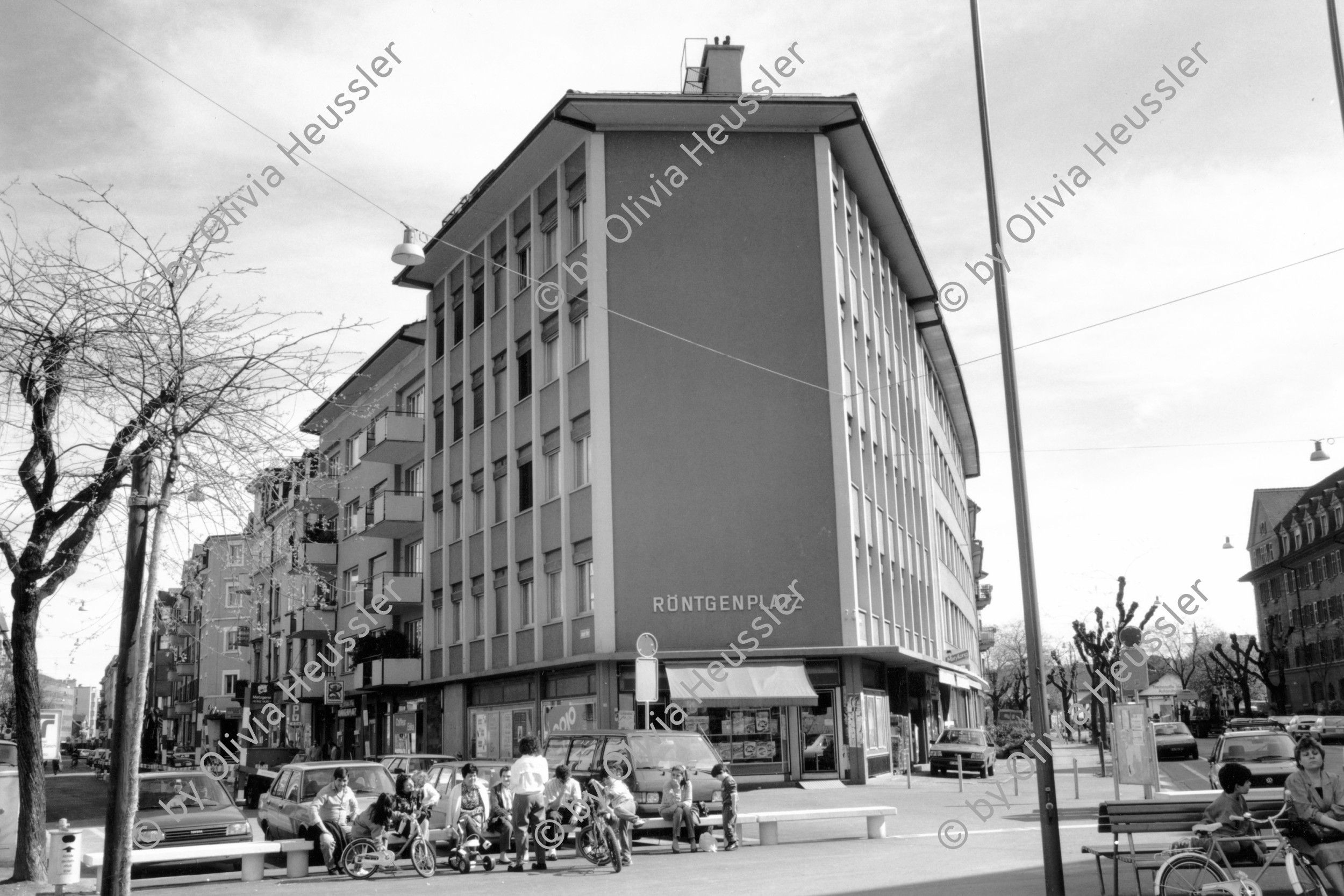 Image of sheet 19890340 photo 15: Das Haus Röntgenplatz gehört der Thuner Spekulant Von Känel. 1989 Zürich Schweiz Housing hous Kreis 5 fünf Switzerland swiss Europe √ Wohnungsnot wohnen Architektur
© 1989, by OLIVIA HEUSSLER / www.clic.li