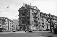 Image of sheet 19890340 photo 3: Das Neumarkt Theater unter der Leitung von Peter Schweiger wird durch Kurdische Flüchtlinge und Schweizer Solidarische besetzt. Am Röntgenplatz spielen Kinder. Das Haus Röntgenplatz gehört dem Thuner Spekulant Von Känel. Auch die Heinrichsburg an der Heinrichstrasse und die Müllerstrasse 63 gehört Stefan von Känel. Nils beim Velo flicken an der Hellmutstrasse.
Wohnungsnot Besetzung Zürich Kreis  fünf 5  Zürich 1989 Schweiz Switzerland Europe housing Wohnungsnot wohnen Hausbesetzung