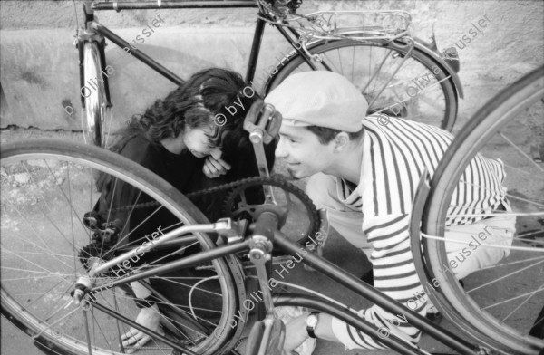 Image of sheet 19890340 photo 35: Nils beim Velo flicken an der Hellmutstrasse, Zürich. Fahrrad Rad