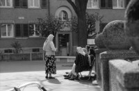 Image of sheet 19890340 photo 6: Das Neumarkt Theater unter der Leitung von Peter Schweiger wird durch Kurdische Flüchtlinge und Schweizer Solidarische besetzt. Am Röntgenplatz spielen Kinder. Das Haus Röntgenplatz gehört dem Thuner Spekulant Von Känel. Auch die Heinrichsburg an der Heinrichstrasse und die Müllerstrasse 63 gehört Stefan von Känel. Nils beim Velo flicken an der Hellmutstrasse.
Wohnungsnot Besetzung Zürich Kreis  fünf 5  Zürich 1989 Schweiz Switzerland Europe housing Wohnungsnot wohnen Hausbesetzung