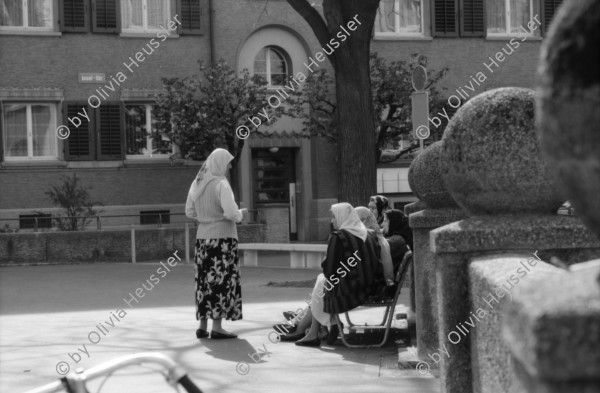 Image of sheet 19890340 photo 6: Das Neumarkt Theater unter der Leitung von Peter Schweiger wird durch Kurdische Flüchtlinge und Schweizer Solidarische besetzt. Am Röntgenplatz spielen Kinder. Das Haus Röntgenplatz gehört dem Thuner Spekulant Von Känel. Auch die Heinrichsburg an der Heinrichstrasse und die Müllerstrasse 63 gehört Stefan von Känel. Nils beim Velo flicken an der Hellmutstrasse.
Wohnungsnot Besetzung Zürich Kreis  fünf 5  Zürich 1989 Schweiz Switzerland Europe housing Wohnungsnot wohnen Hausbesetzung