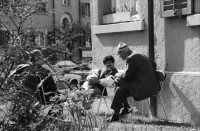 Image of sheet 19890340 photo 8: Das Neumarkt Theater unter der Leitung von Peter Schweiger wird durch Kurdische Flüchtlinge und Schweizer Solidarische besetzt. Am Röntgenplatz spielen Kinder. Das Haus Röntgenplatz gehört dem Thuner Spekulant Von Känel. Auch die Heinrichsburg an der Heinrichstrasse und die Müllerstrasse 63 gehört Stefan von Känel. Nils beim Velo flicken an der Hellmutstrasse.
Wohnungsnot Besetzung Zürich Kreis  fünf 5  Zürich 1989 Schweiz Switzerland Europe housing Wohnungsnot wohnen Hausbesetzung