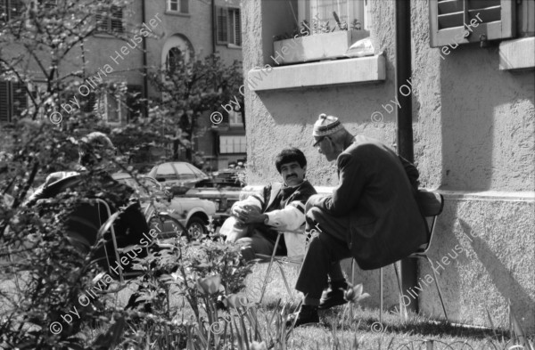 Image of sheet 19890340 photo 8: Das Neumarkt Theater unter der Leitung von Peter Schweiger wird durch Kurdische Flüchtlinge und Schweizer Solidarische besetzt. Am Röntgenplatz spielen Kinder. Das Haus Röntgenplatz gehört dem Thuner Spekulant Von Känel. Auch die Heinrichsburg an der Heinrichstrasse und die Müllerstrasse 63 gehört Stefan von Känel. Nils beim Velo flicken an der Hellmutstrasse.
Wohnungsnot Besetzung Zürich Kreis  fünf 5  Zürich 1989 Schweiz Switzerland Europe housing Wohnungsnot wohnen Hausbesetzung