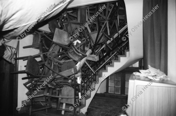 Image of sheet 19890350 photo 11: Print seitenverkehrt
 
Kurdische Asylant Innen besetzen das Theater am Neumarkt als Protest gegen die Zürcher Asylpraxis.
Kurdish asylum seekers, in protest against the  swiss asylum practice with a barricade made out of chairs.
Swiss Switzerland Europe
Out of: From time to time  / VonZeitzuZeit