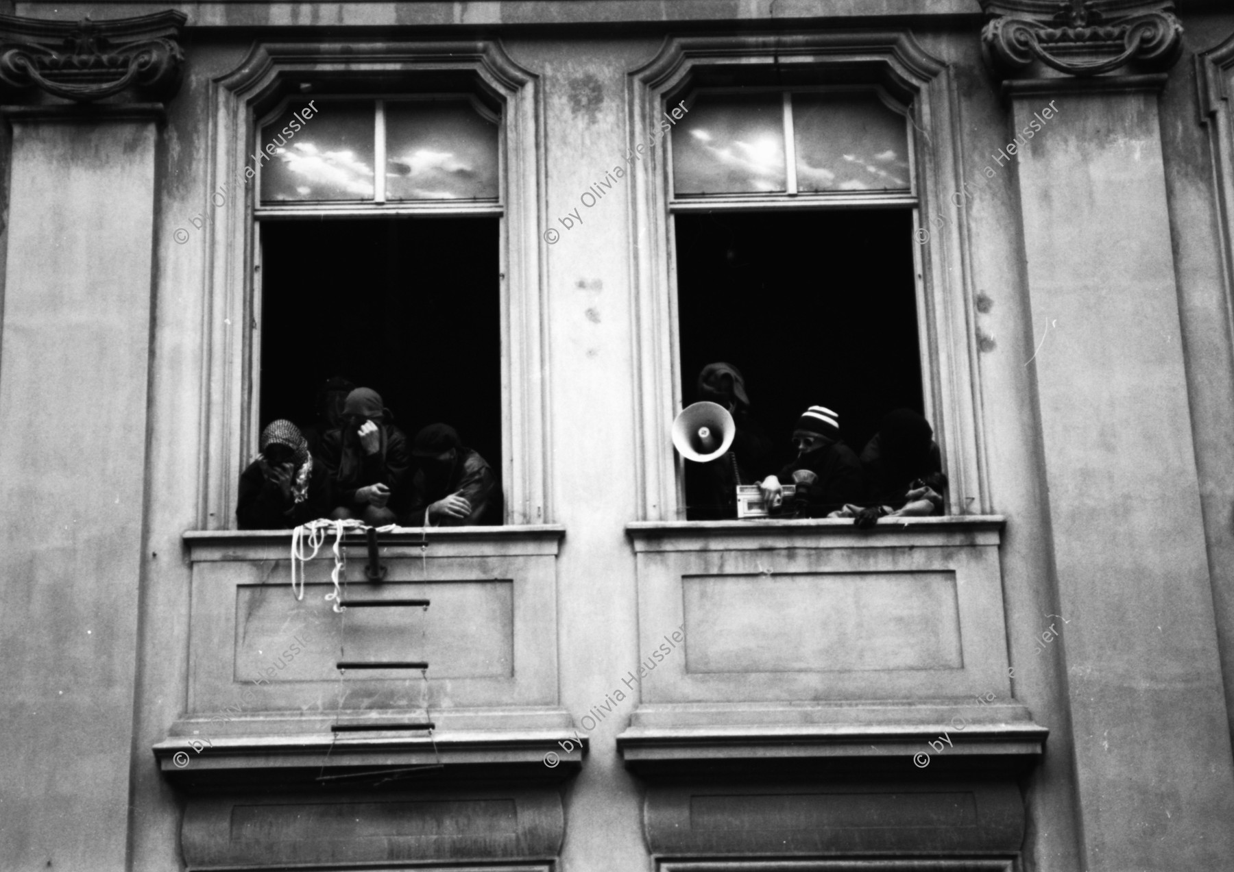 Image of sheet 19890350 photo 17: Besetzung des Theater am Neumarkt, Zuerich 1989.
Megaphon Protest
Kreis 1 eins, Zürich Schweiz. asyl politics politik Swiss Switzerland Europe