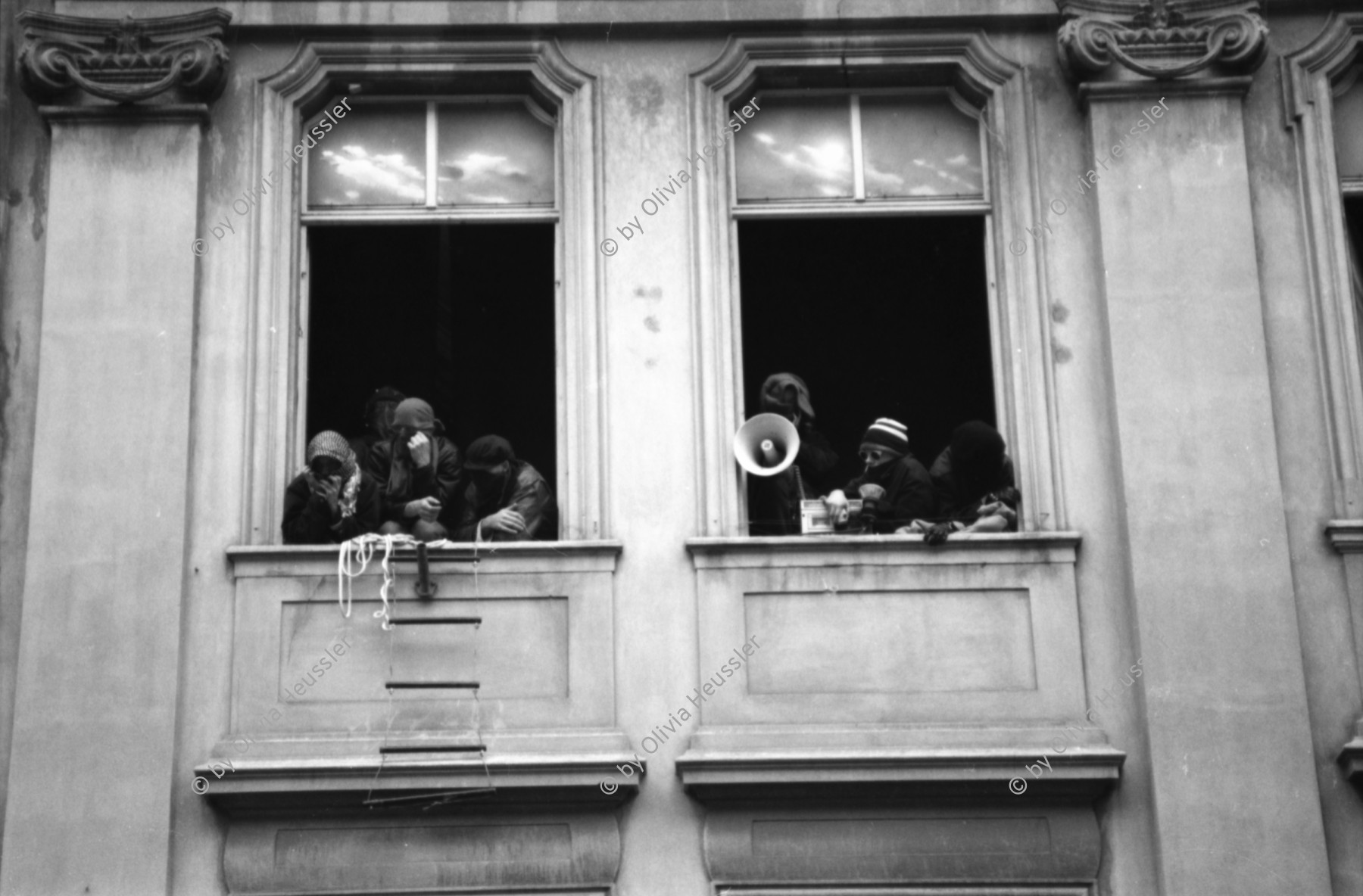 Image of sheet 19890350 photo 19: Besetzung des Theater am Neumarkt, Zuerich 1989. 

Protest Kreis 1 eins, Zürich Schweiz. asyl politics politik Swiss Switzerland Europe