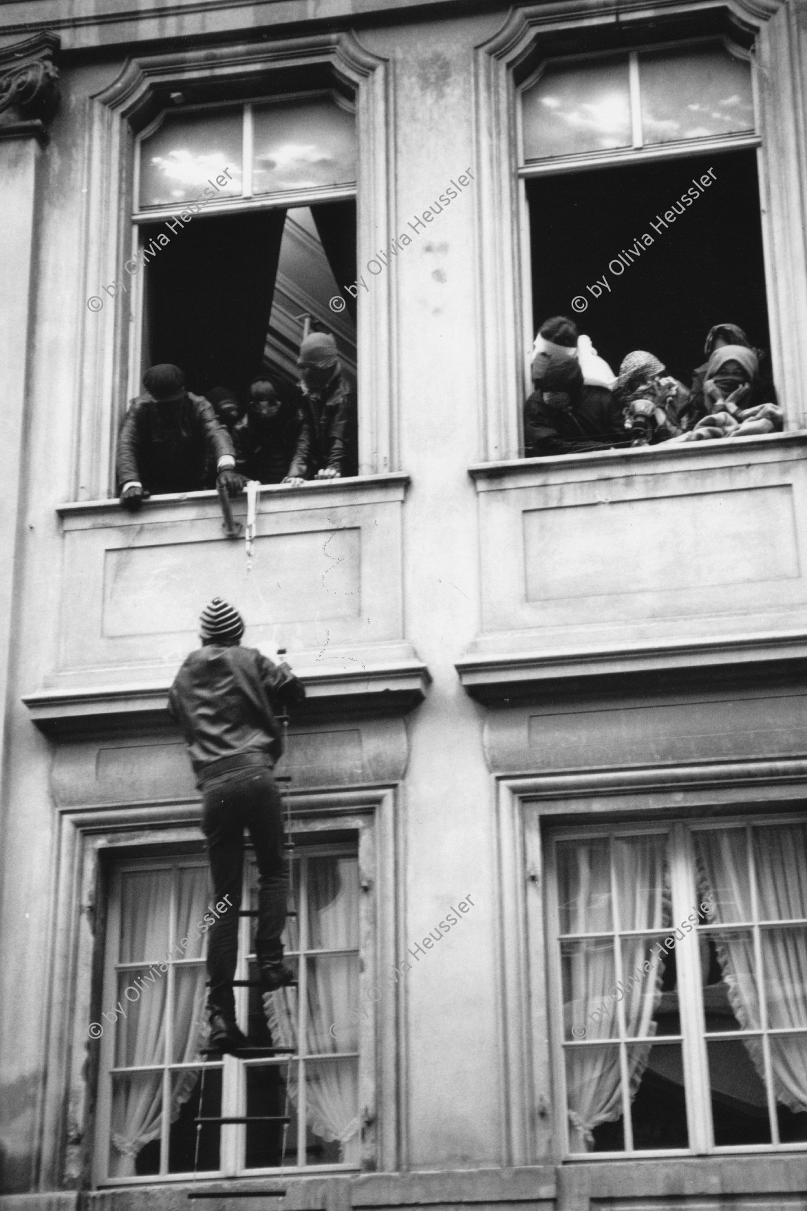 Image of sheet 19890350 photo 5: Res Strehle seilt sich an der Fassade ab, Theater Neumarkt, Zuerich 1989. 

Kultur und Politik Kurdish asylum seekers, occupy the Theater am Neumarkt in protest against the swiss asylum practice with a barricade made out of chairs.
politics politik Swiss Switzerland Europe