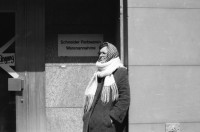 Image of sheet 19890370 photo 0: Frau steht eingepackt in der Sonne. Welteinheit durch Weltordnung' steht da auf einer Tafel einer religiösen Sekte. Ein Karton AKW wird an der Demonstration gegen Atomkraftwerke herumgetragen. Transparent: 'Für die sofortige Stilllegung der herrschenden Klasse' Portrait von Viktor Braun. Giovanni Schuhmacher mit Fahne und dem Anarchisten A vor Bundeshaus in Bern. Eine Frau muss über die Abschrankung der Polizei auf den Bundeshausplatz steigen . Meine Bilder im Hotel Bern. Nicaragua von sieben Schweizer Photographen und Photographinnen. Reithalle Interieur Skateborder Bern 1989
