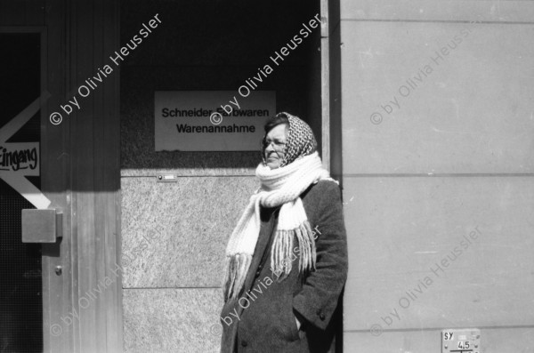 Image of sheet 19890370 photo 0: Frau steht eingepackt in der Sonne. Welteinheit durch Weltordnung' steht da auf einer Tafel einer religiösen Sekte. Ein Karton AKW wird an der Demonstration gegen Atomkraftwerke herumgetragen. Transparent: 'Für die sofortige Stilllegung der herrschenden Klasse' Portrait von Viktor Braun. Giovanni Schuhmacher mit Fahne und dem Anarchisten A vor Bundeshaus in Bern. Eine Frau muss über die Abschrankung der Polizei auf den Bundeshausplatz steigen . Meine Bilder im Hotel Bern. Nicaragua von sieben Schweizer Photographen und Photographinnen. Reithalle Interieur Skateborder Bern 1989